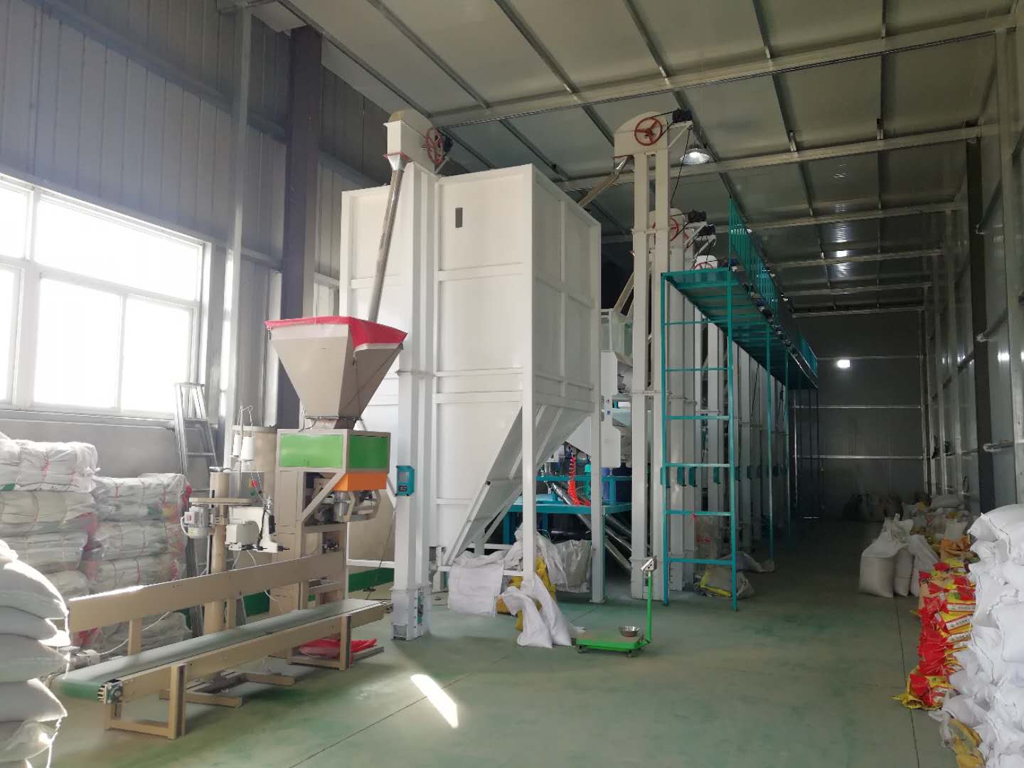 玉米深加工機(jī)械如何打破傳統(tǒng)限制實(shí)現(xiàn)自動化生產(chǎn)?(圖2) 玉米加工設(shè)備
